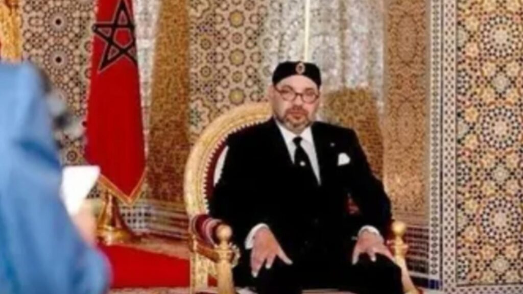 جلالة الملك يستقبل رئيس الحكومة وأعضاء الحكومة في صيغتها الجديدة بعد إعادة هيكلتها جلالة الملك يستقبل رئيس الحكومة وأعضاء الحكومة في صيغتها الجديدة بعد إعادة هيكلتها
